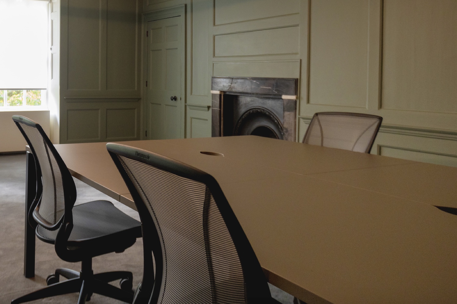 The Hatch<br>£36 per hour<br><i>Capacity 2-4 people</i><br><div class="btn btn-outline-primary">Select meeting room</div>